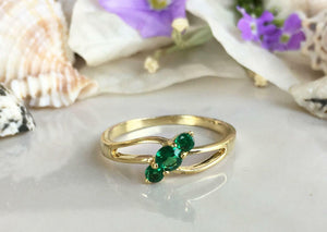 0.6ct Engagement Ring Round Cut Green Emerald Trilogy 14k Yellow Gold Finish