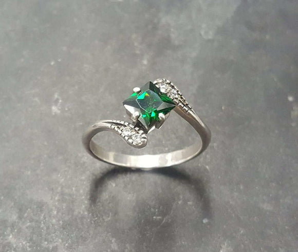 0.6ct Princess Cut Green Emerald Twist Swirl Solitaire Ring 14k WhiteGold Finish